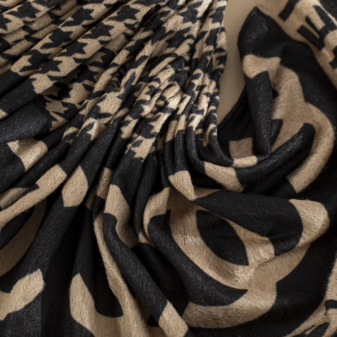 شال مخمل طرحبندی بسته10طرحی کدsc7 (عمده)
