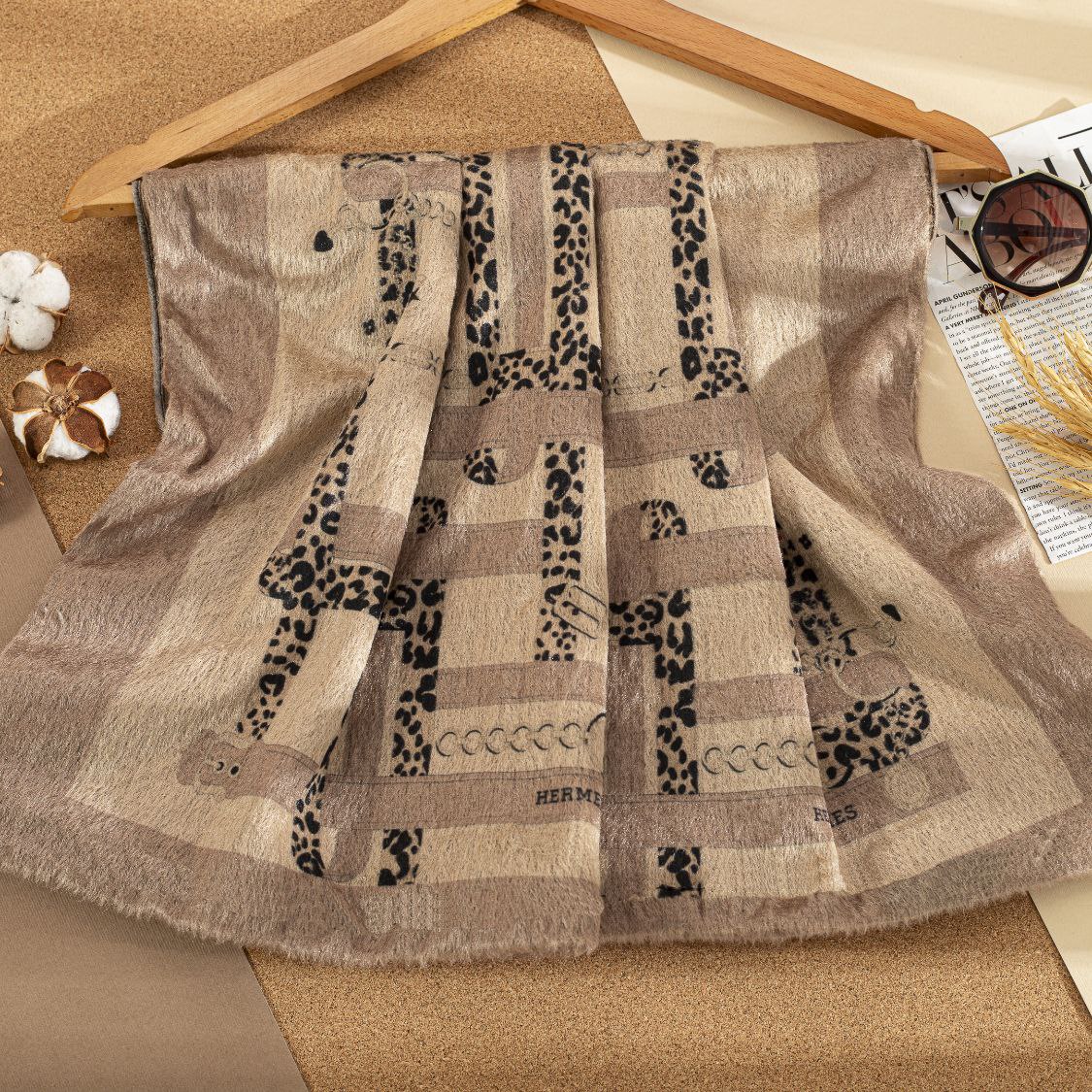 شال مخمل طرحبندی بسته8طرحی کد sc39 (عمده)
