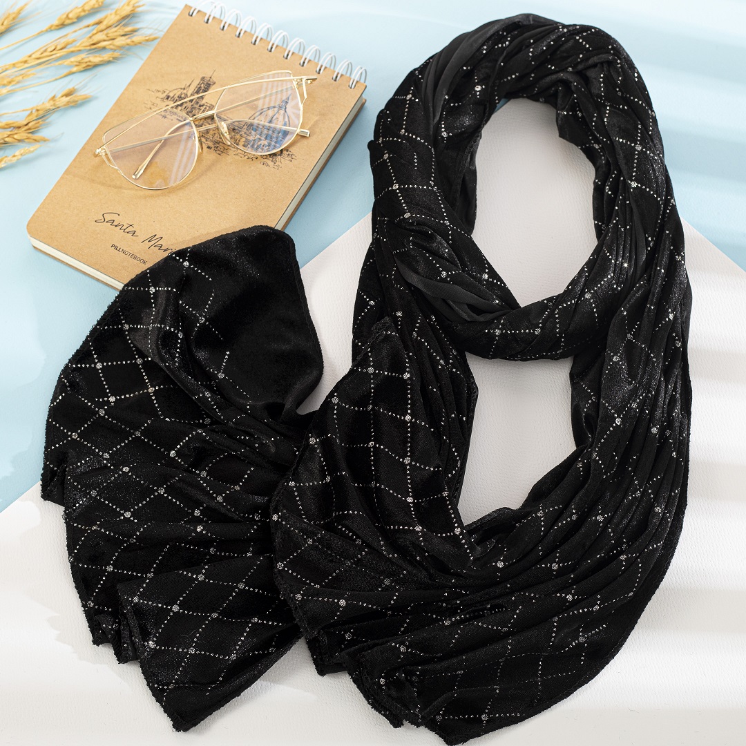 شال مخمل نگینی وارداتی بسته5طرحی کد sm22(عمده)
