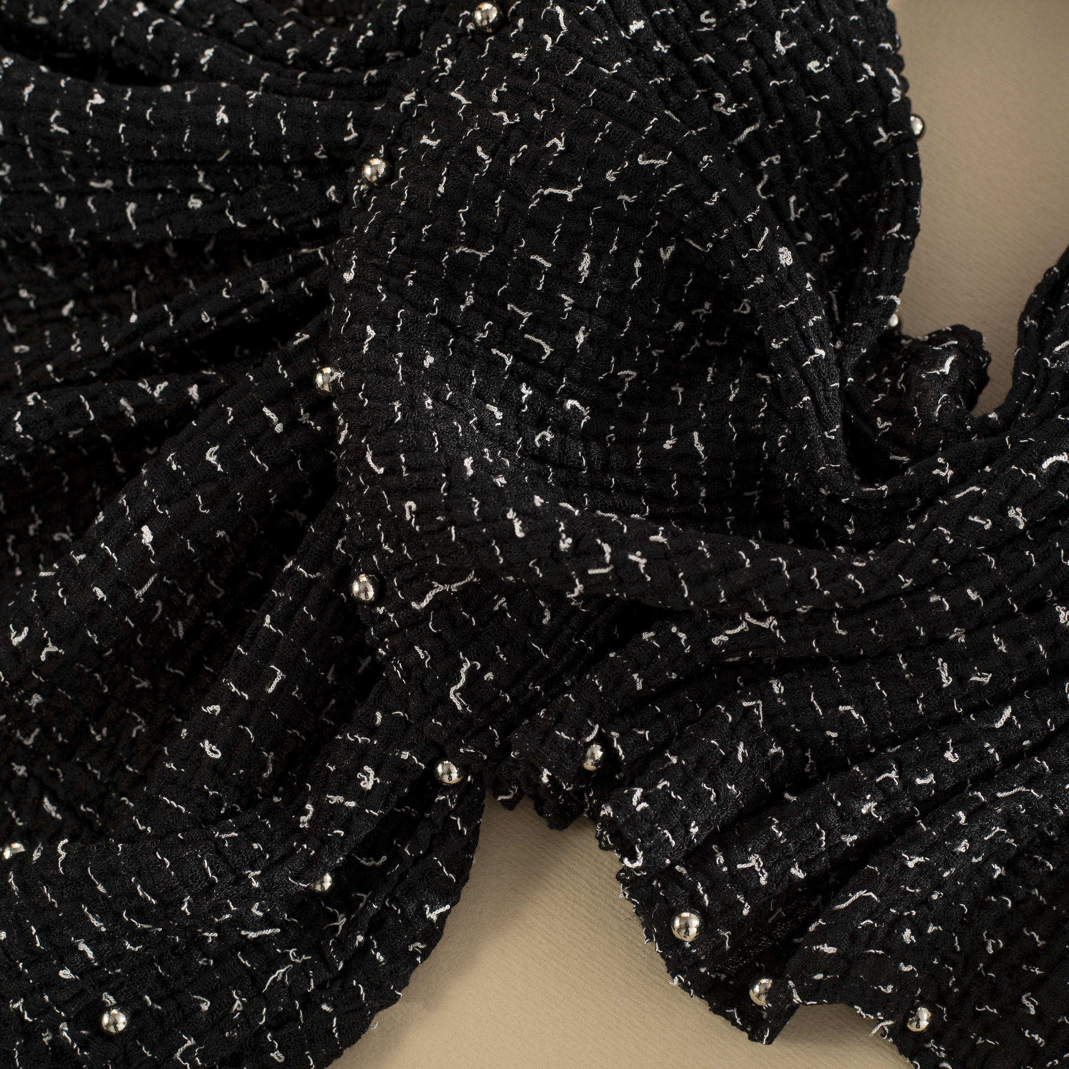 شال پلیسه مشکی برفی وارداتی بسته6طرحی کد ps10 (عمده)
