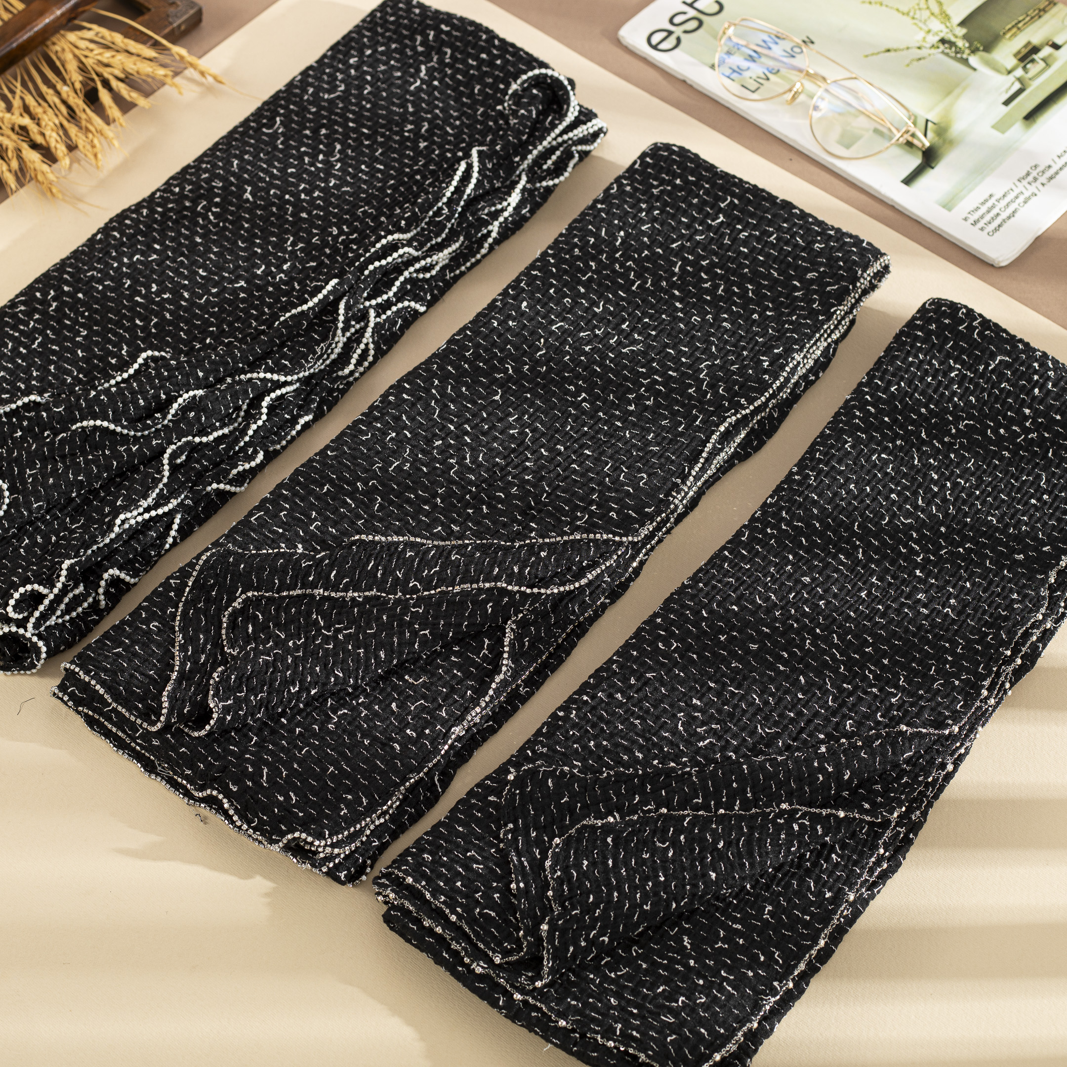 شال پلیسه مشکی برفی وارداتی بسته6طرحی کد ps10 (عمده)
