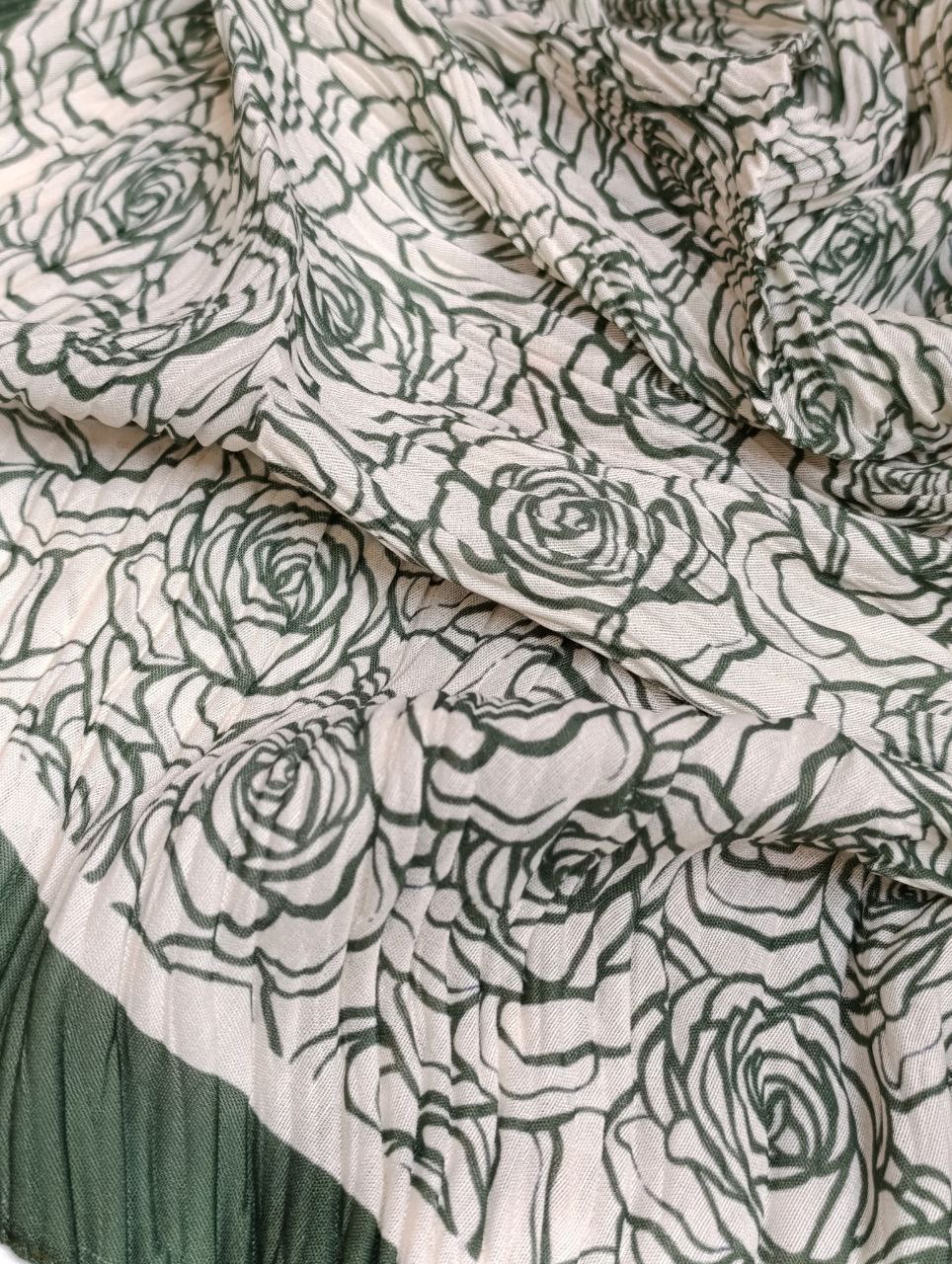 شال پلیسه طرح گل بسته8رنگی کد sp44 (عمده)
