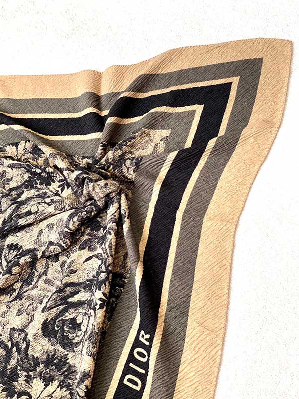 روسری پلیسه پاییزه بسته6رنگی کد r121 (عمده)
