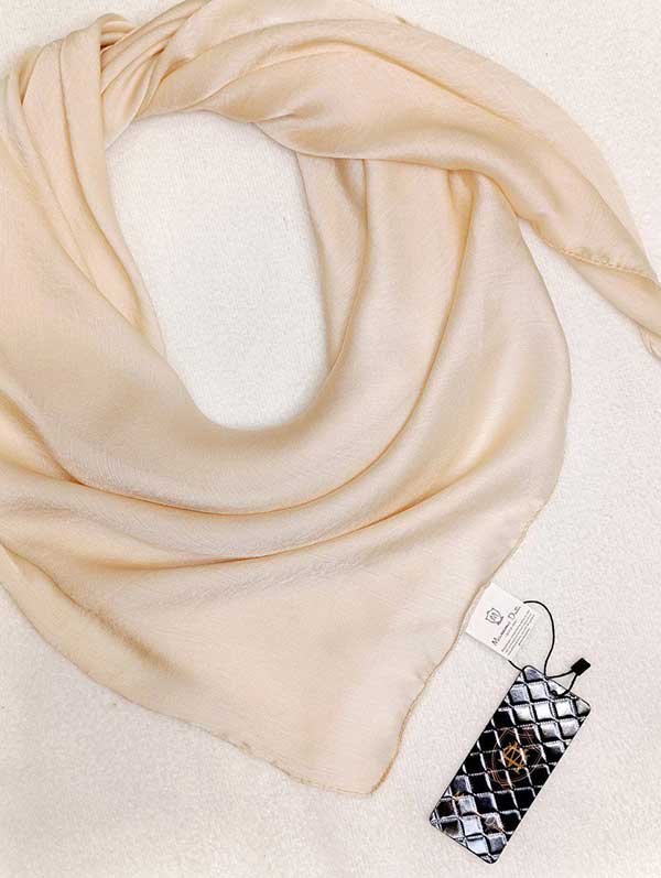 خرید روسری حریر ابریشم | فروش عمده روسری با بهترین کیفیت و قیمت همکاری
